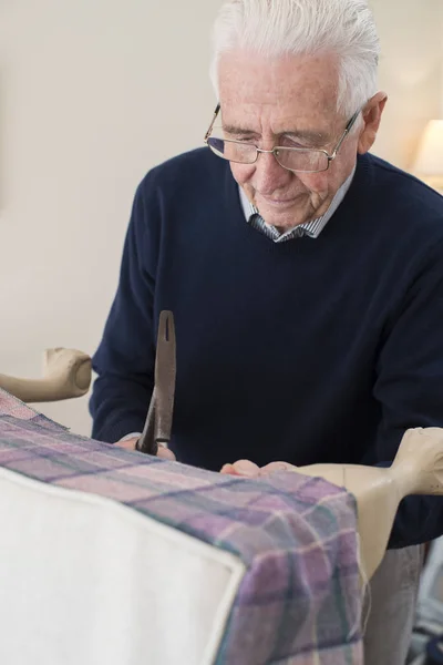 Starszy człowiek ponownie tapicerowania krzesło — Zdjęcie stockowe
