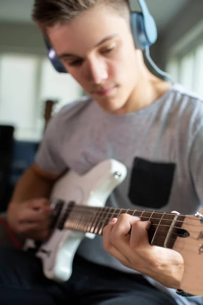 Teenage Boy tocando guitarra y grabando música en casa — Foto de Stock