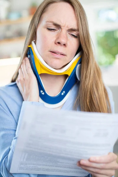 Letra de la mujer en casa después de recibir una lesión en el cuello —  Fotos de Stock