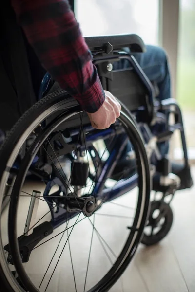 Evde pencere tarafından tekerlekli sandalyede oturan adam, yakın çekim — Stok fotoğraf