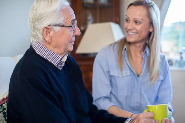 Grandfather Having Hot Drink And Talking With Adult Granddaughte — Stock Photo, Image