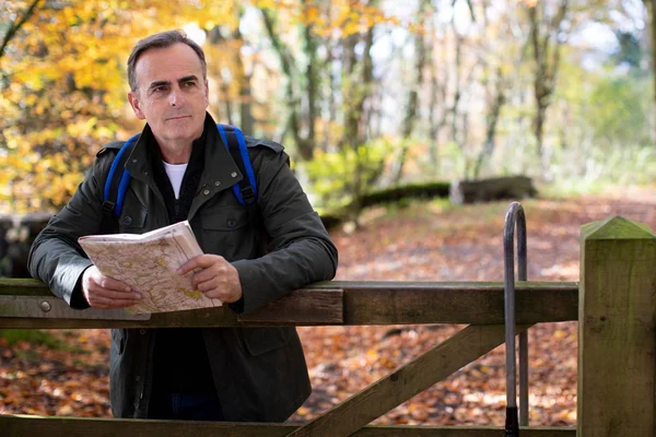Active Mature Man With Map Resting On Gate Walking Through Autumn — Stock Photo, Image