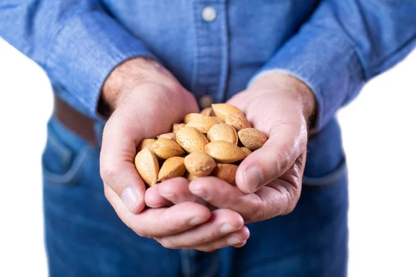 Primer plano Studio Shot de hombre maduro sosteniendo puñado de almendras tuerca —  Fotos de Stock