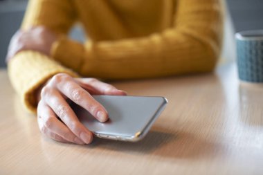 Sosyal Medya Yayın Mobil 'inin aşırı kullanımından endişe duyan kadın