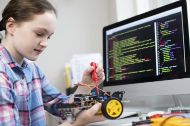 Okul Bilimi Dersinde Kadın Öğrenci Robot Araba Yapıyor