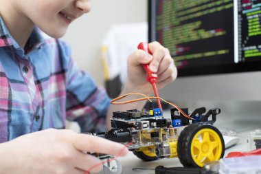 Okul Bilimi Dersinde Kadın Öğrenci Robot Araba Yapıyor