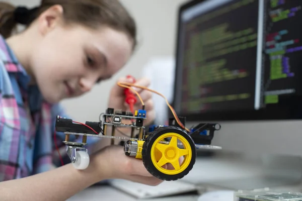 Γυναίκα Poupil κτίριο ρομπότ αυτοκίνητο στο μάθημα της επιστήμης σχολείο — Φωτογραφία Αρχείου