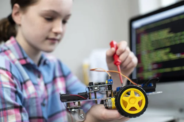 女子生徒が学校でロボットカーを作る理科の授業 — ストック写真