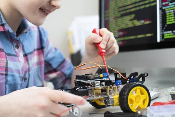 Női tanuló épület robot autó az iskolában Science Lesson — Stock Fotó