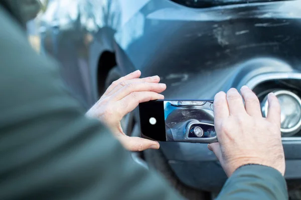 Mies Kuljettaja ottaa valokuvan vaurioitunut auto onnettomuuden jälkeen For Insur — kuvapankkivalokuva