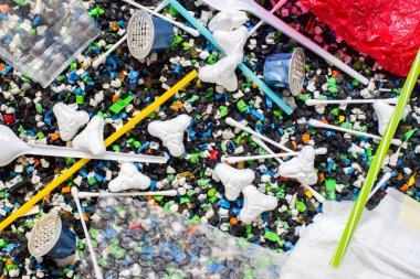 Parçalanmış Plastik Envi 'de Geri Dönüşümsüz Tek Kullanım Plastik Atık