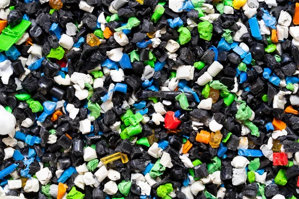 Närbild av strimlad återvunnen plast bakgrund Miljö C — Stockfoto