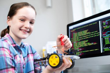 Fen dersinde Robot Araba Yapan Kadın Öğrenci Portresi