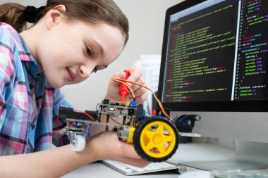 Bilim Dersinde Kadın Öğrenci Robot Araba Yapıyor