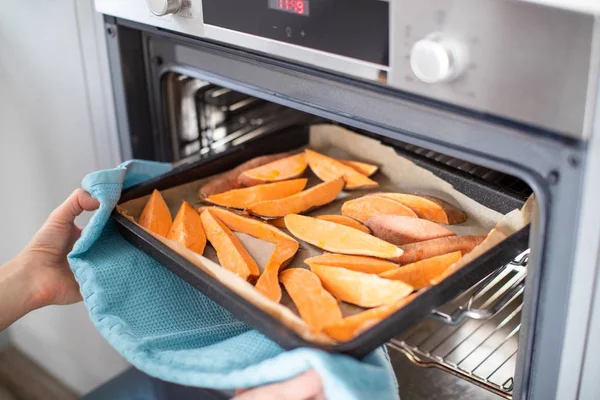 Close Up di arrostimento vassoio di patate dolci Zeppe in forno — Foto Stock