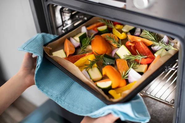 Primer plano de bandeja de asar de verduras para la comida vegana en el horno — Foto de Stock