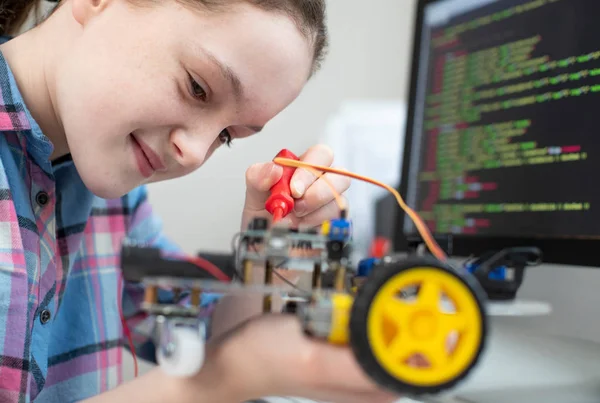 Női tanuló épület Robotautó a tudományban lecke — Stock Fotó