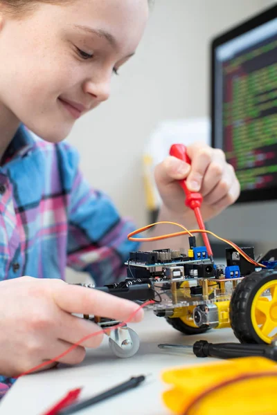 女子生徒が理科の授業でロボットカーを作る — ストック写真