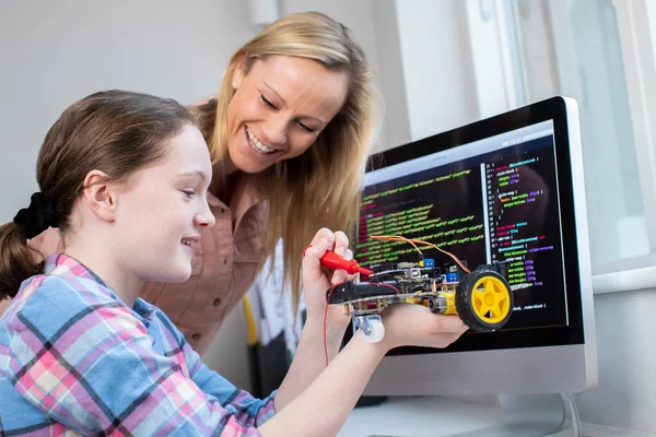 Female Teacher Helping Girl Building Robotic Car In Science Less — Stock Photo, Image