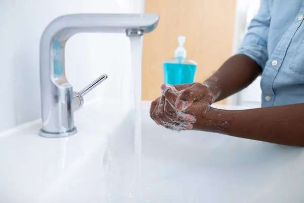 Primo Piano Ragazzo Lavarsi Mani Con Sapone Casa Prevenire Infezione — Foto Stock