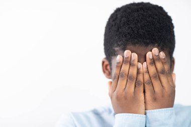 Mutsuz Çocuk Yüzünü Beyazlara Karşı Kapatıyor