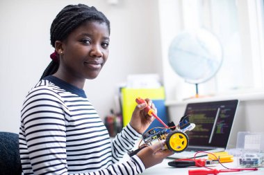 Fen dersinde kadın öğrenci robot araba yapımı portresi.