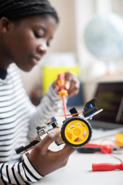 Kadın Öğrenci Bilim Dersinde Robot Araba Yapıyor.