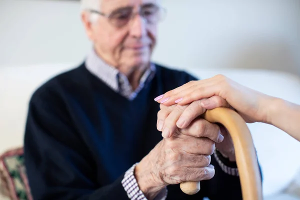 Δυστυχισμένος Ηλικιωμένος Άνδρας Χέρια Στο Μπαστούνι Που Παρηγορείται Από Γυναίκα — Φωτογραφία Αρχείου