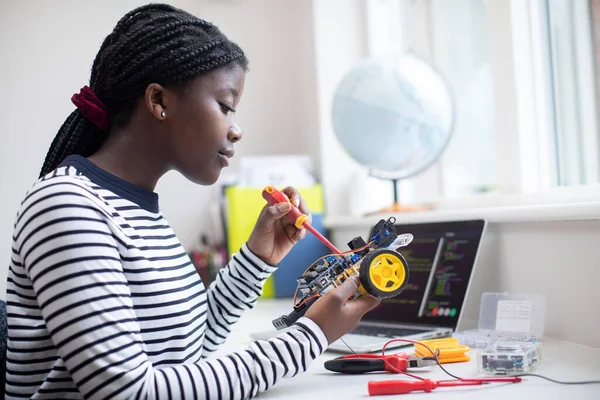 女子10代の生徒が理科の授業でロボットカーを作る — ストック写真
