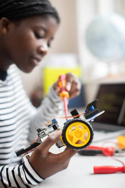 女子10代の生徒が理科の授業でロボットカーを作る — ストック写真