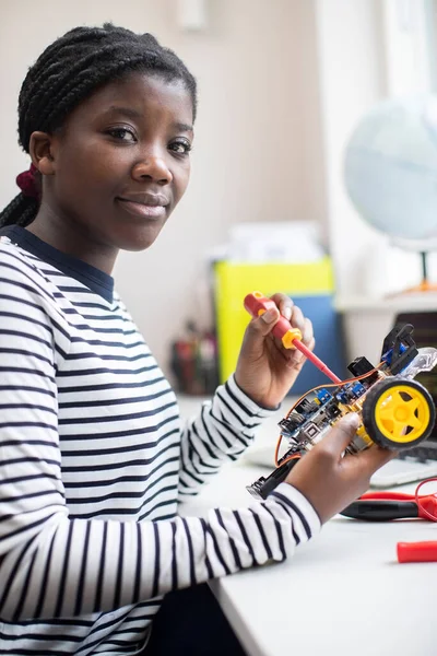 女性の10代の人形の肖像 Science Lessonのロボットカー — ストック写真