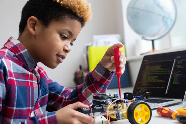 Férfi Általános Iskola Pupil Building Robot Car Science Lesson — Stock Fotó