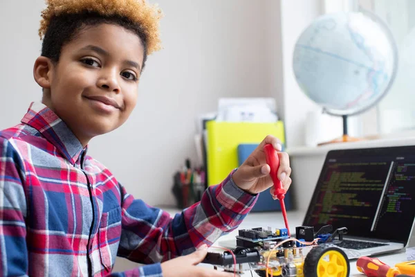 Portré Férfi Általános Iskola Pupil Épület Robot Car Science Lesson — Stock Fotó