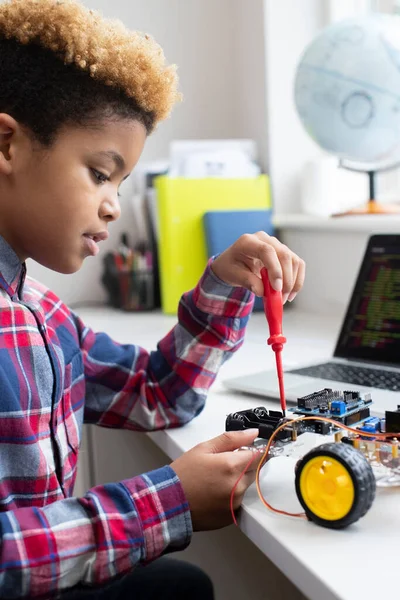 Férfi Általános Iskola Pupil Building Robot Car Science Lesson — Stock Fotó