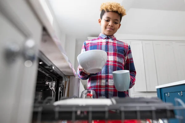 Bulaşık Makinesine Çanak Çömlek Istifleyerek Işlerinde Yardımcı Olan Çocuk — Stok fotoğraf