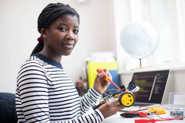 Fen Dersinde Kadın Öğrenci Robot Araba Yapımı Portresi — Stok fotoğraf