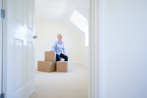 Senior Woman Downsizing Retirement Seitting Boxes New Home Moving Day — Stock fotografie
