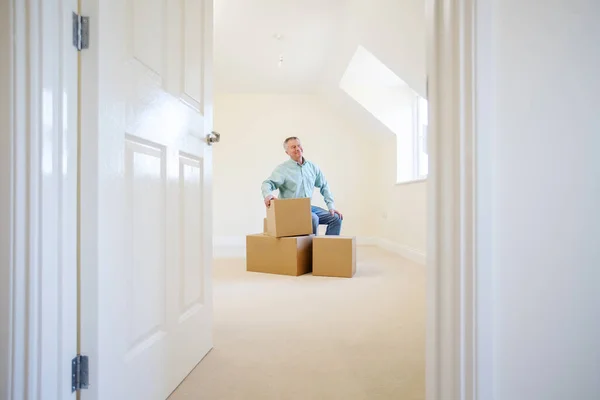 Hombre Mayor Reducción Tamaño Jubilación Sentado Cajas Nuevo Hogar Día — Foto de Stock