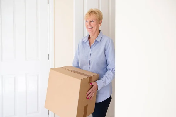 Senior Woman Downsizing Retirement Carrying Boxes New Home Moving Day — Stock fotografie