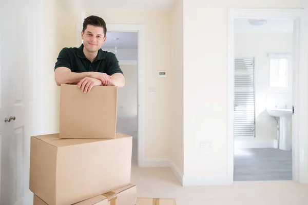 引越しの日に新しい家に箱を運ぶ男の肖像 — ストック写真