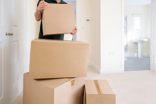 Fechar Caixas Transporte Homem Remoção Casa Nova Dia Movente — Fotografia de Stock