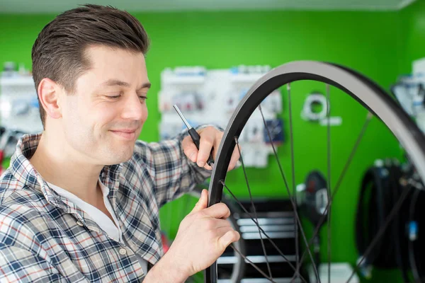 Masculino Pequeno Empresário Proprietário Reparação Roda Bicicleta Reparação Loja — Fotografia de Stock