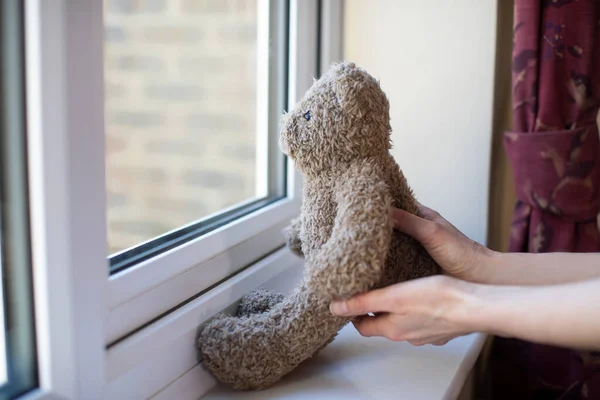 Kobieta Umieszczenie Misia Oknie Domu Niedźwiedź Polowanie Gry Podczas Pandemii — Zdjęcie stockowe