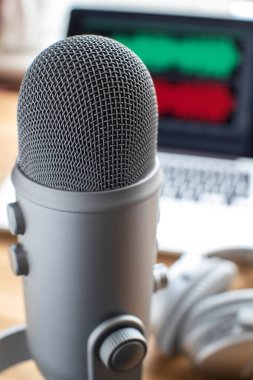 Podcast yayını için mikrofon dizüstünü ve kulaklıkları kapat