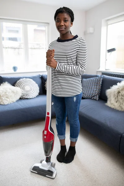 Evde Temizlik Işlerinde Yardımcı Olan Genç Bir Kızın Portresi Kablosuz — Stok fotoğraf