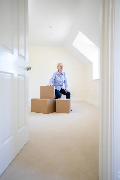 Senior Woman Downsizing Retirement Seitting Boxes New Home Moving Day — Stock fotografie