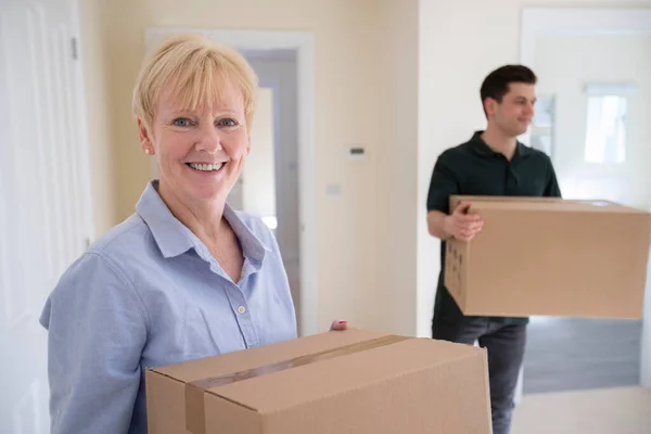 Portrait Senior Woman Downsizing Retirement Carrying Boxes New Home Moving — Stock Photo, Image