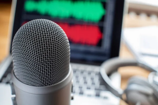 Podcast yayını için mikrofon dizüstünü ve kulaklıkları kapat