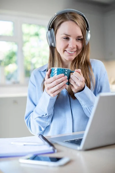 Mujer Estudiando Casa Usando Ordenador Portátil Uso Auriculares — Foto de Stock