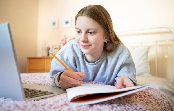 Adolescenta Fata Lying Pat Dormitor Laptop Studiind Home Schooling — Fotografie, imagine de stoc